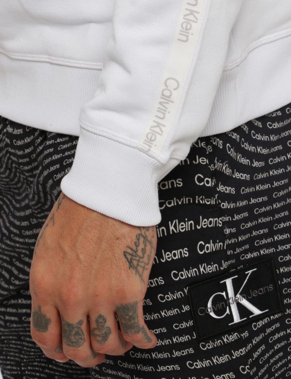 Felpa Calvin Klein Bianco - Felpa con girocollo classico in total bianco. Presenti stripes sulla maniche con logo brand. La