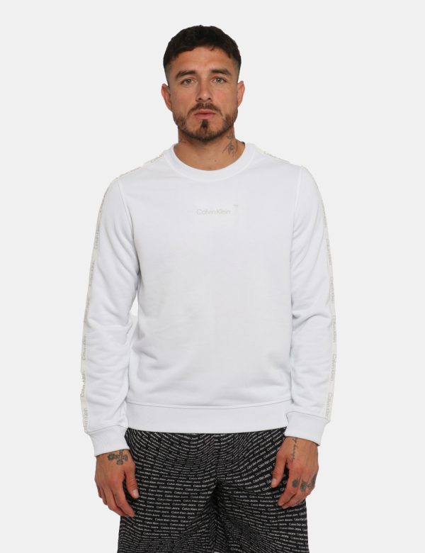 Felpa Calvin Klein Bianco - Felpa con girocollo classico in total bianco. Presenti stripes sulla maniche con logo brand. La