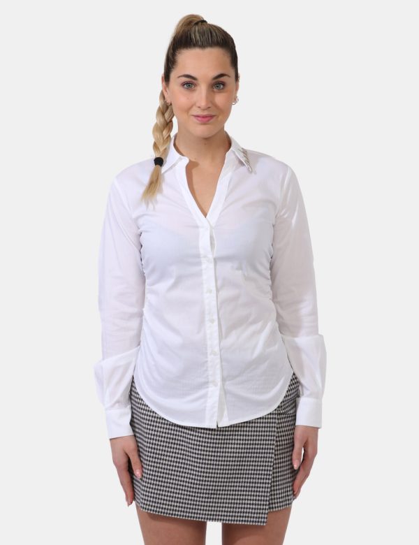 Camicia Pinko Bianco - Classica camicia bianca con logo brand ricamato in beige sul colletto. La vestibilità è morbida e pra