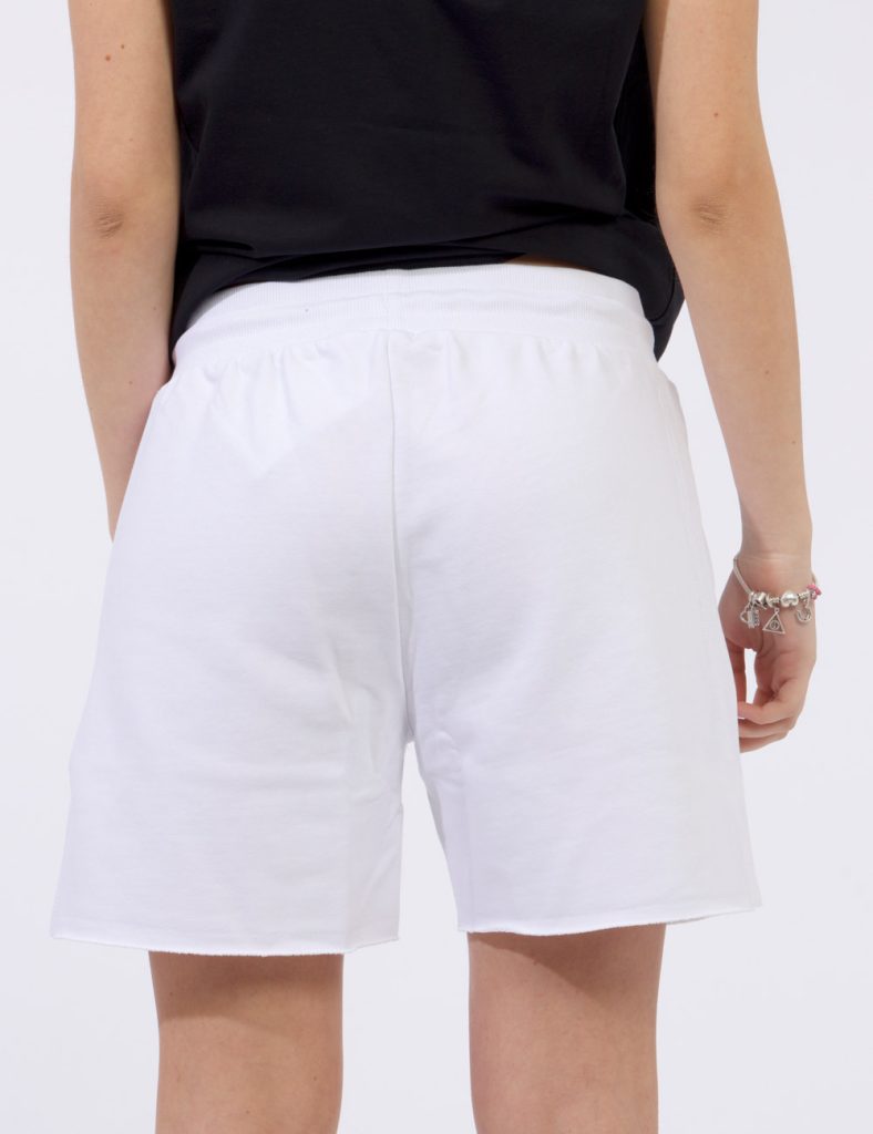 Shorts Blauer Bianco - Shorts in total bianco rigato con tasche a taglio trasversale. Presente logo brand ricamato in tono s