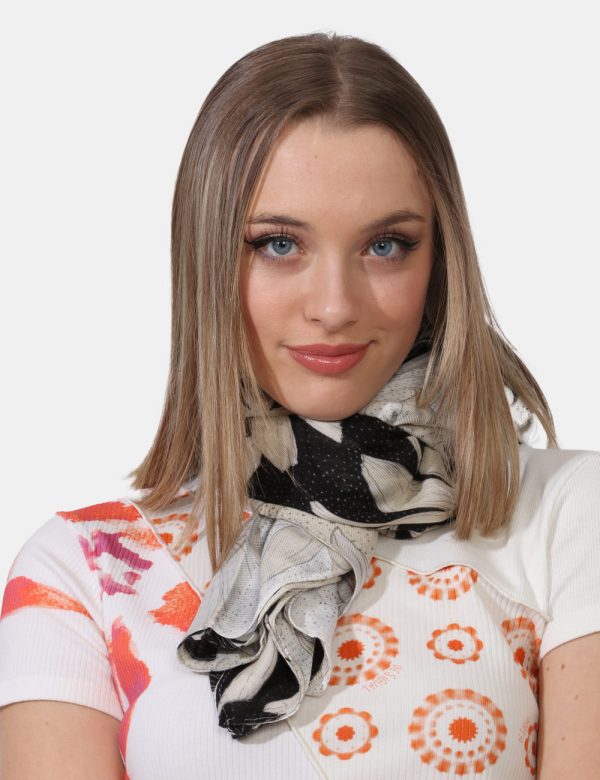 Foulard Desigual Bianco - Ampio foulard in viscosa su base bianca con stilizzata stampa allover floreale in tinta nero. Il c