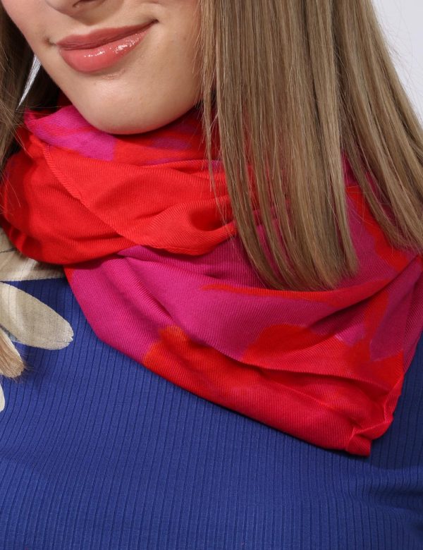 Foulard Desigual Rosso - Ampio foulard in viscosa su base rossa tendente al fucsia con leggera stampa floreale in tinta. Il