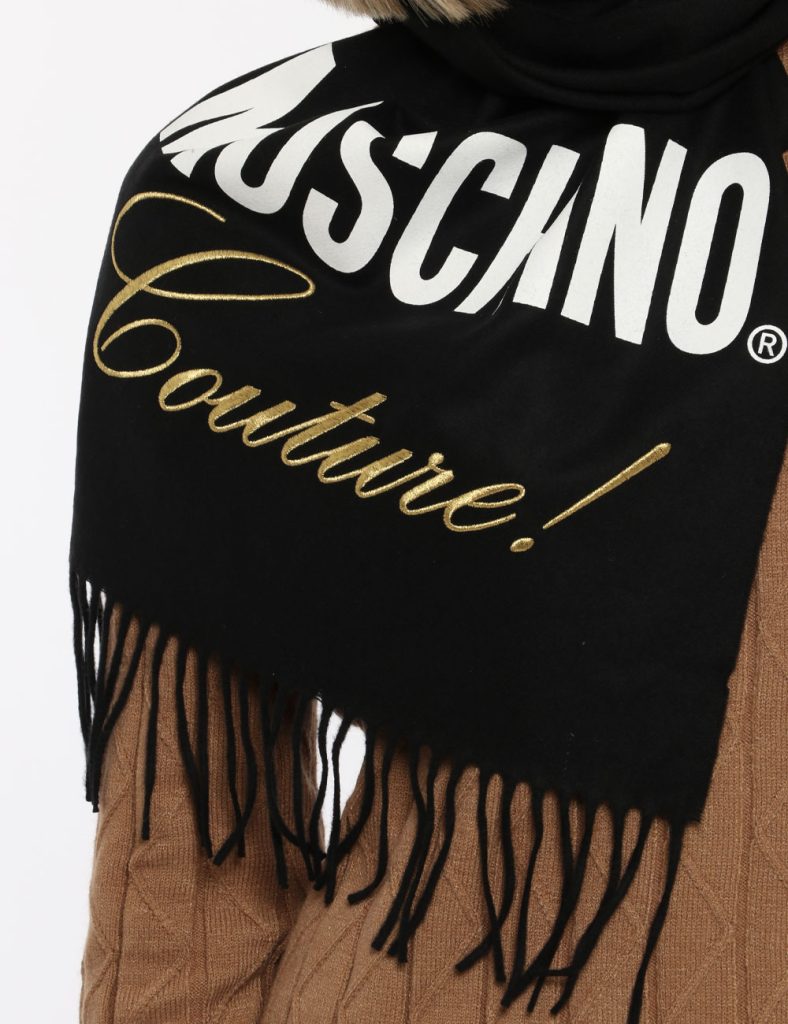 Sciarpa Moschino nero - COMPOSIZIONE E VESTIBILITÀ:100% lanaCONSIGLI DI STILE:Sciarpa in lana merino su base nera con logo b