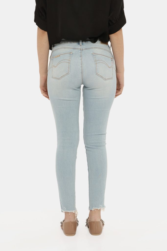 Jeans Fracomina blu denim light - COMPOSIZIONE E VESTIBILITÀ:98% cotone 2% elastaneLa modella è alta 170 cm e indossa la tag