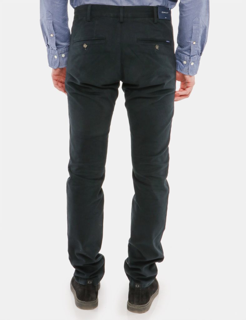 Pantalone Gant con tasche - 98% cotone 2% elastinaIl modello indossa la taglia M ed è alto 184 cm e la vestibilità è comoda.