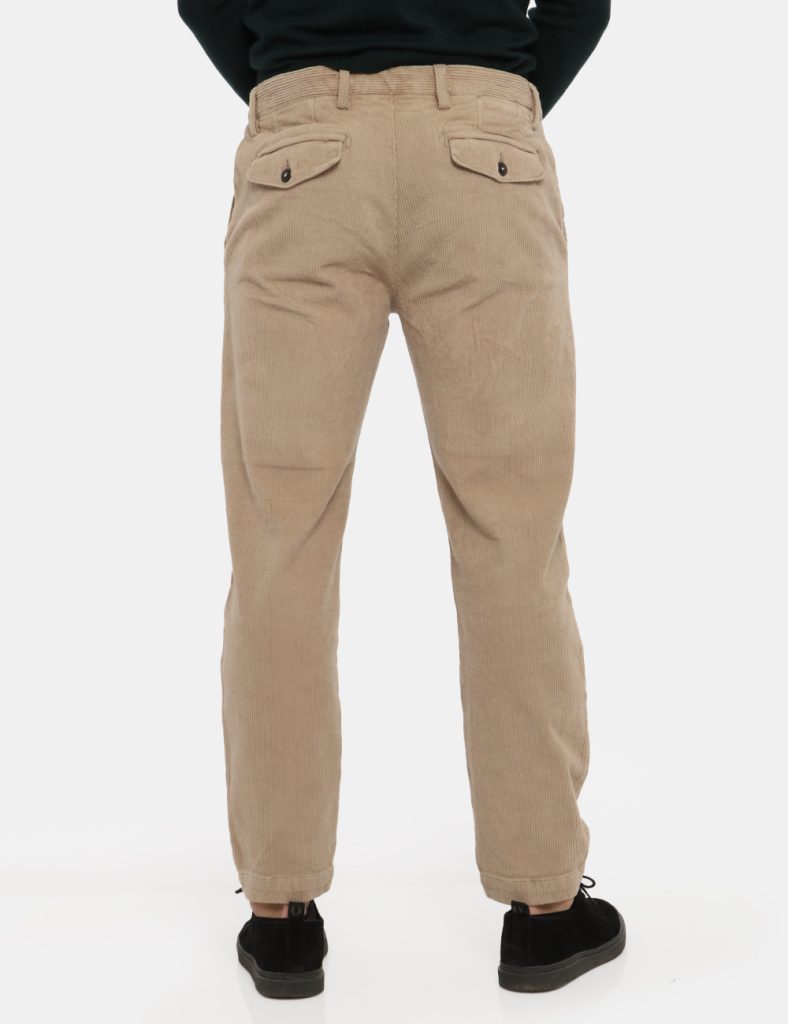 Pantalone Goha velluto beige - COMPOSIZIONE E VESTIBILITÀ:98% cotone 2% elastaneIl modello è alto 178 cm e indossa la taglia