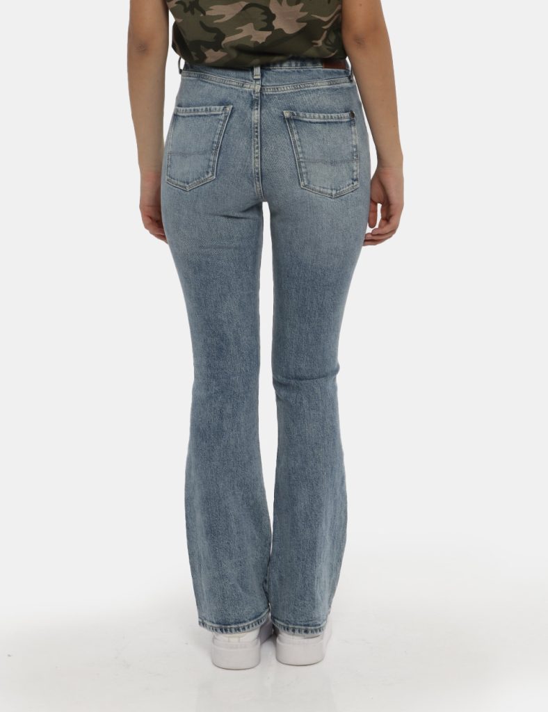 Jeans Pepe Jeans blu denim - COMPOSIZIONE E VESTIBILITÀ:99% cotone 1% elastane. La modella è alta 172 cm e indossa la taglia