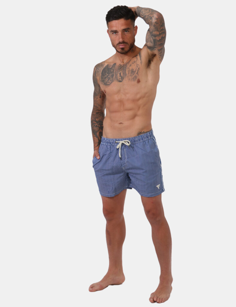Costume Fred Mello Blu - Costume modello shorts in 100% poliestere riciclato. Il capo si sviluppa su sfondo rigato bianco e