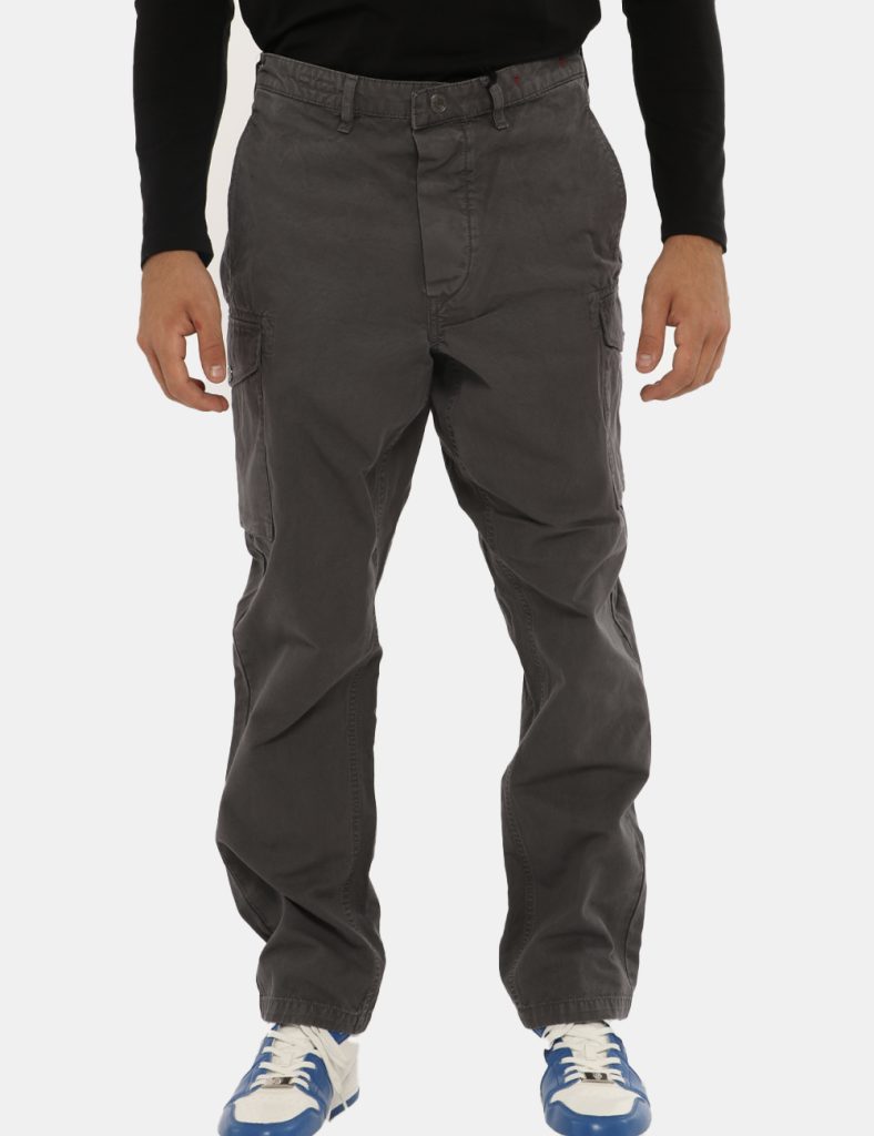 Pantalone Guess grigio - COMPOSIZIONE E VESTIBILITÀ:100% cotoneIl modello è alto 175 cm e indossa la taglia 31 corrispondent