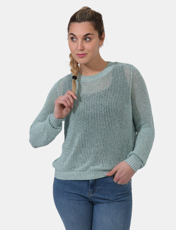 Maglione Yes Zee Verde - Maglione classico traforato in verde pastello con filo lurex argentato. La vestibilità è morbida e