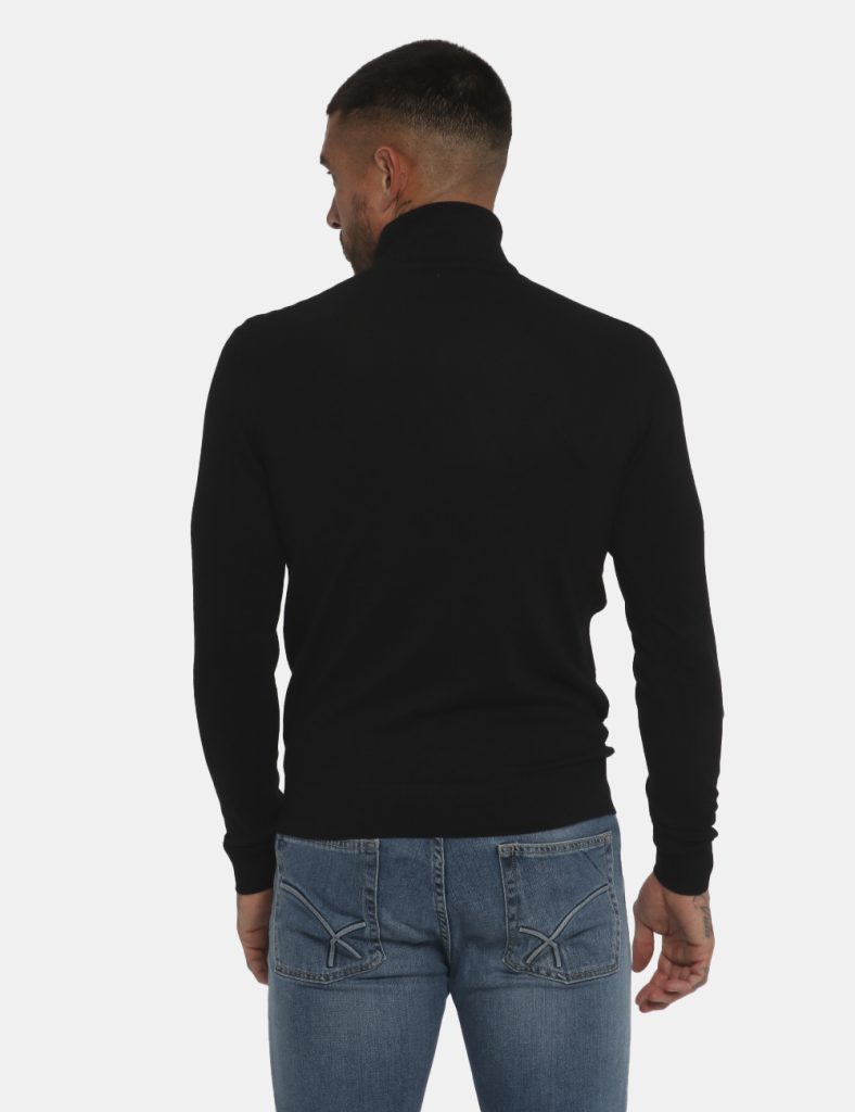 Maglione Nero Yes Zee - COMPOSIZIONE E VESTIBILITÀ:70% viscosa 30% nylonIl modello è alto 178 cm e indossa la taglia L. La v