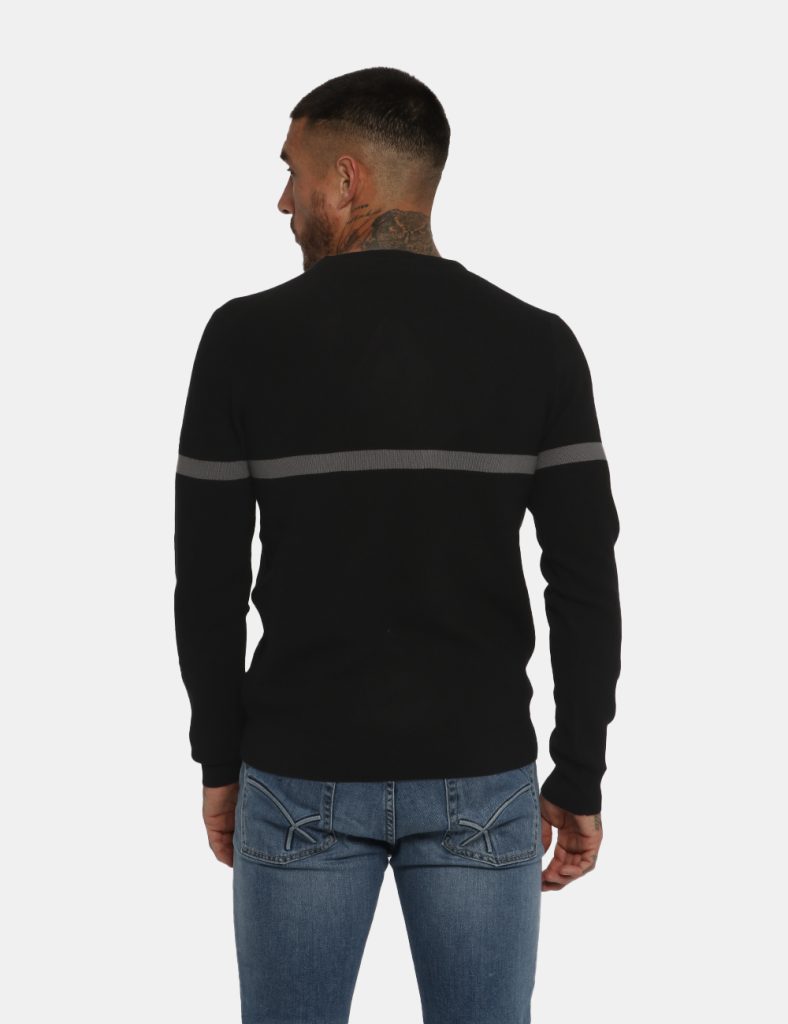 Maglione Nero Yes Zee - COMPOSIZIONE E VESTIBILITÀ:70% viscosa 30% nylonIl modello è alto 178 cm e indossa la taglia L. La v