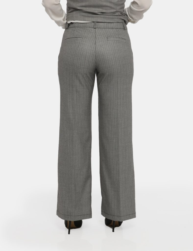 Pantalone Vougue grigio - COMPOSIZIONE E VESTIBILITÀ:66% poliestere 31% viscosa 3% elastaneLa modella è alta 170 cm e indoss