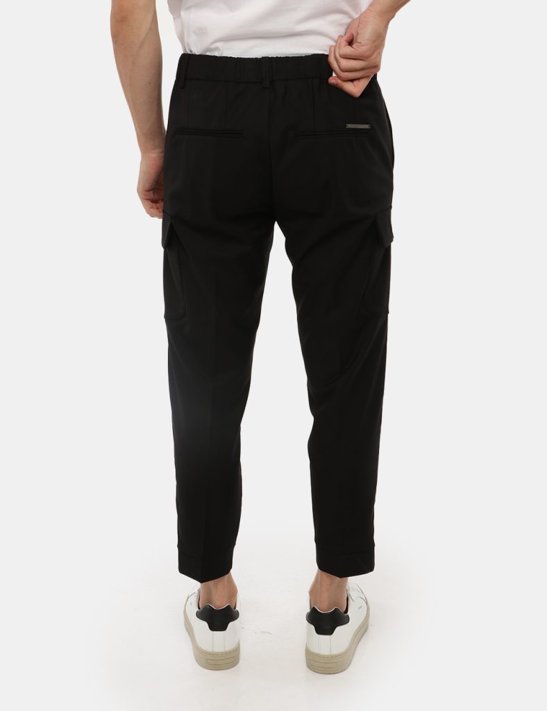 Pantalone Gazzarrini con tasca a lato - 75% poliestere 23% rayon 2% elastinaIl modello indossa la taglia 48 ed è alto 184 cm