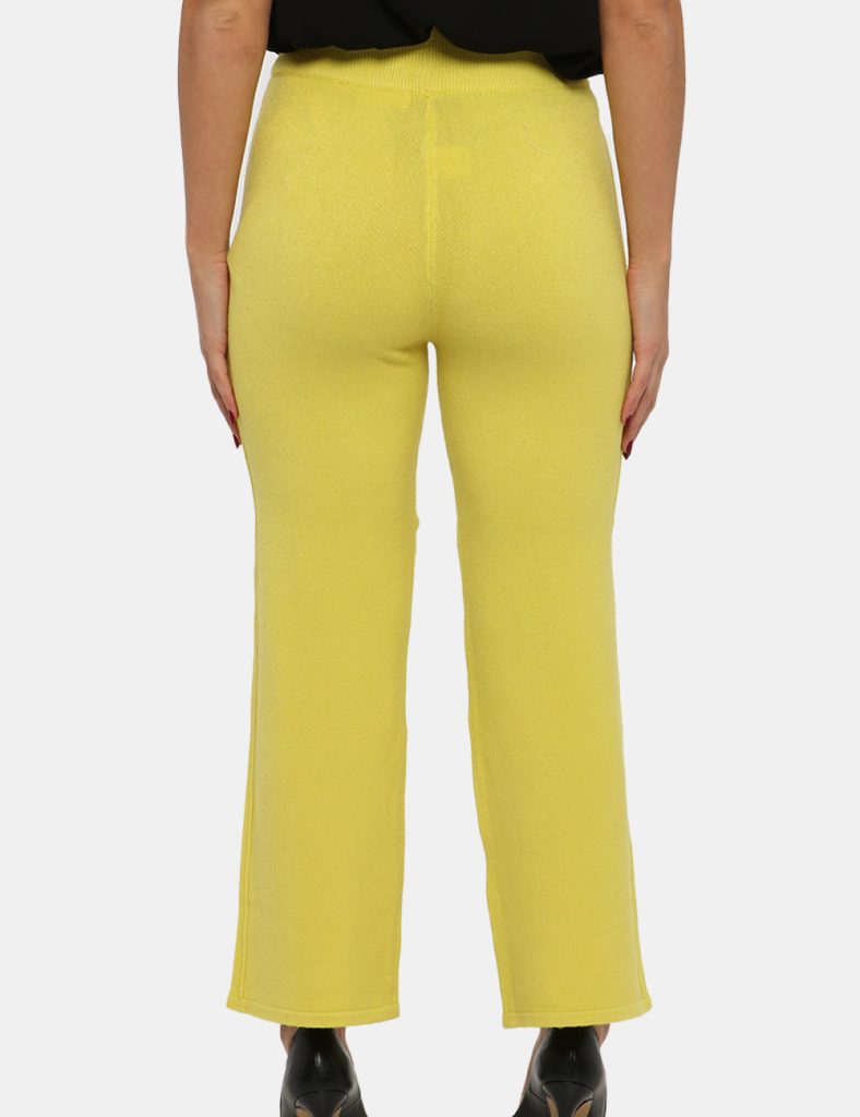 Pantalone Sandro Ferrone giallo - COMPOSIZIONE E VESTIBILITÀ:44% viscosa 24% nylon 19% poliestere 13% elastaneLa modella è a