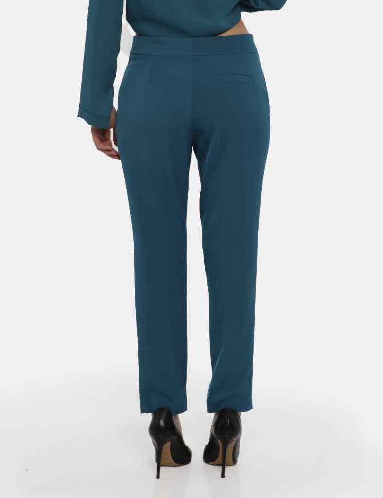 Pantalone Vougue azzurro - COMPOSIZIONE E VESTIBILITÀ:97% poliestere 3% elastaneLa modella è alta 176 cm e indossa la taglia