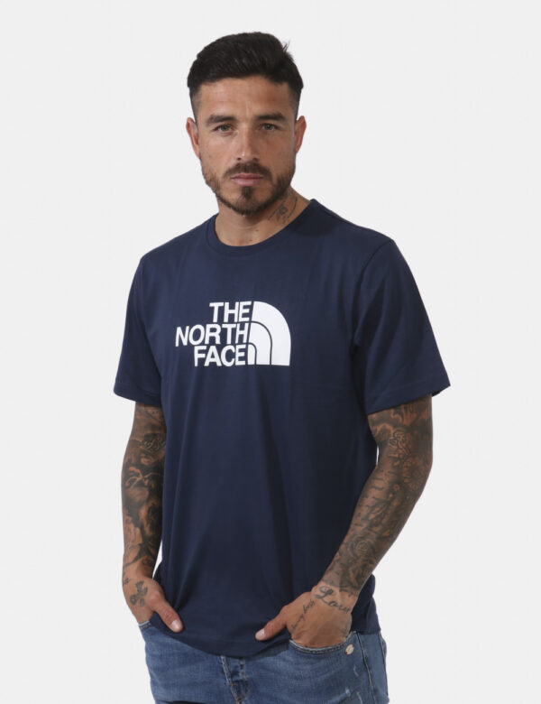 T-shirt The North Face Blu - T-shirt su base blu navy con stampa centrale logo brand sul fronte in bianco, più piccola stamp