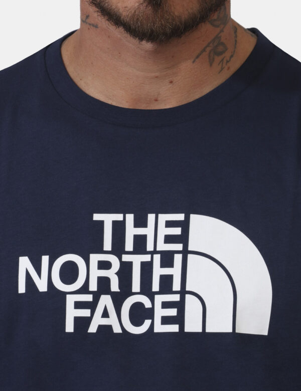 T-shirt The North Face Blu - T-shirt su base blu navy con stampa centrale logo brand sul fronte in bianco, più piccola stamp