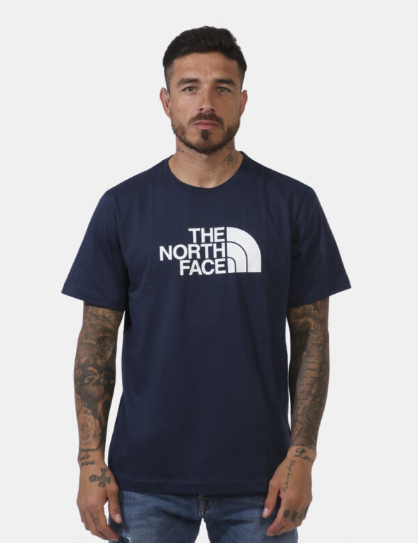 T-shirt The North Face Blu - T-shirt su base blu navy con stampa centrale logo brand sul fronte in bianco, più piccola stamp