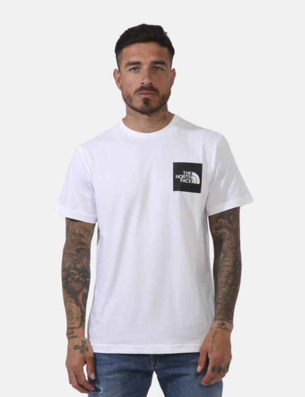 T-shirt The North Face Bianco - T-shirt su base bianca con piccola stampa logo brand sia sul fronte sia sul retro in nero. L