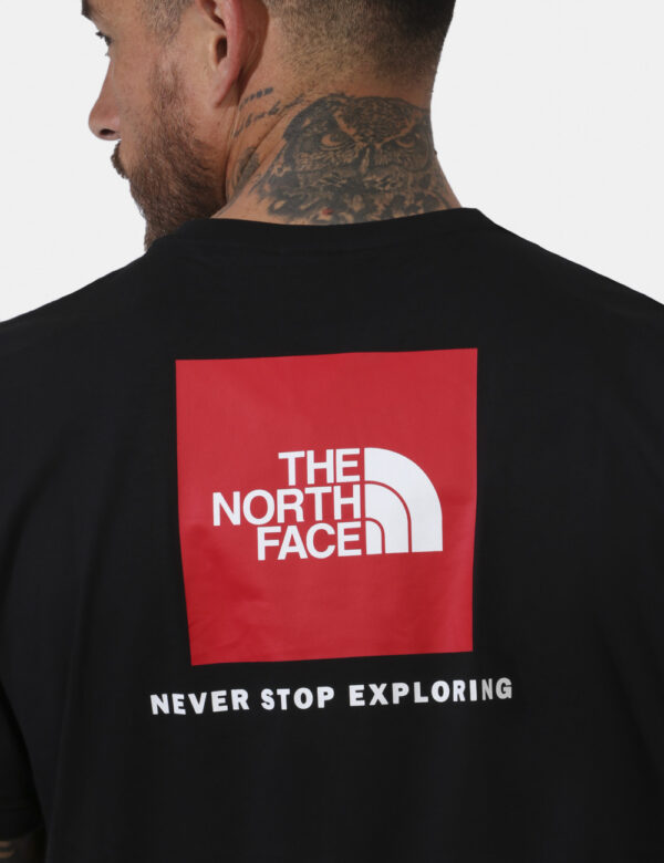 T-shirt The North Face Nero - T-shirt in total nero con piccola stampa logo brand ad altezza cuore in bianco, più logo bran