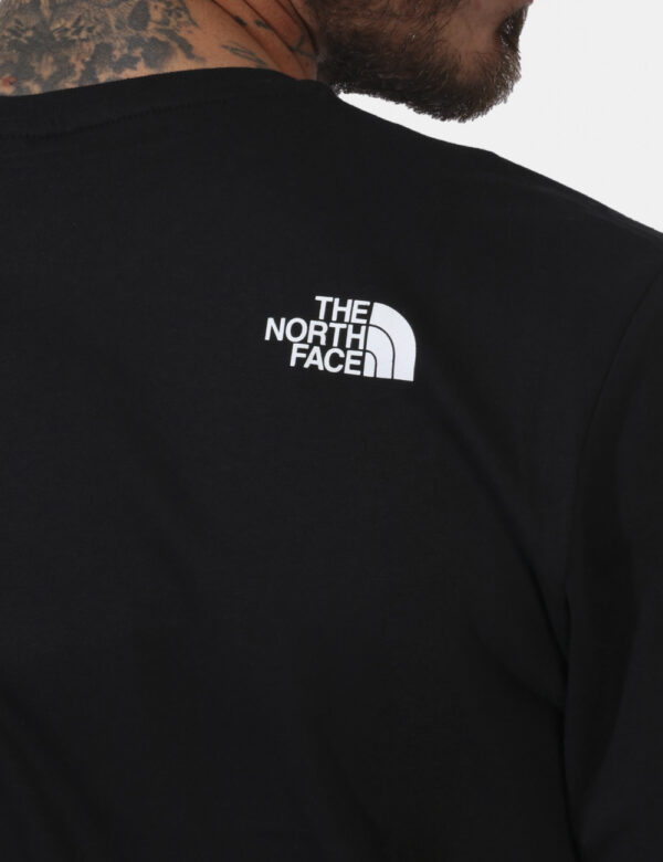 T-shirt The North Face Nero - T-shirt in total nero con taschino a toppa ad altezza cuore, più logo brand bianco richiamato