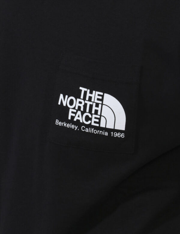 T-shirt The North Face Nero - T-shirt in total nero con taschino a toppa ad altezza cuore, più logo brand bianco richiamato