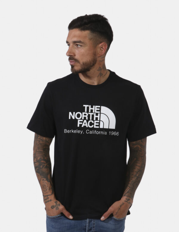 T-shirt The North Face Nero - T-shirt su base nera con stampa centrale logo brand sul fronte in bianco, più piccola stampa s