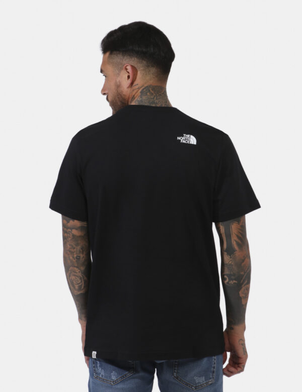 T-shirt The North Face Nero - T-shirt su base nera con stampa centrale logo brand sul fronte in bianco, più piccola stampa s