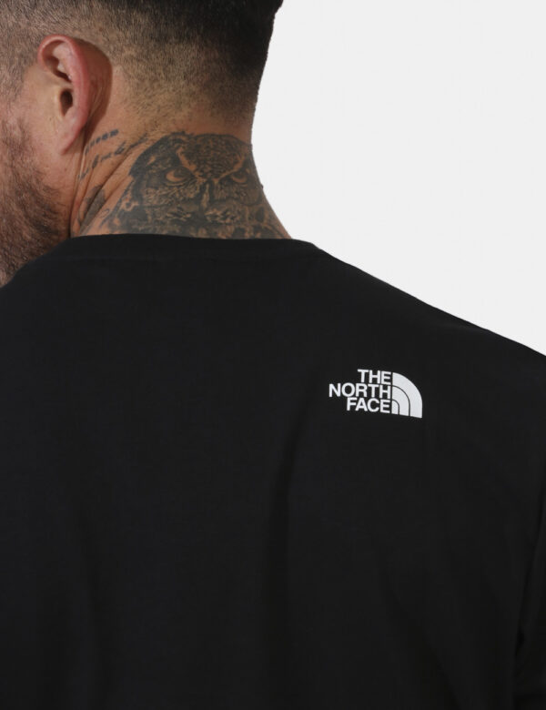 T-shirt The North Face Nero - T-shirt su base nera con stampa centrale logo brand sul fronte in bianco, più piccola stampa s