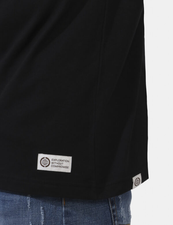 T-shirt The North Face Nero - T-shirt su base nera con stampa centrale logo brand sul fronte in bianco, più piccola stampa s