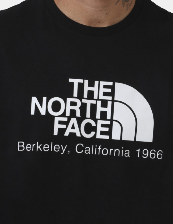 T-shirt The North Face Nero - T-shirt su base nera con stampa centrale logo brand sul fronte in bianco, più piccola stampa s