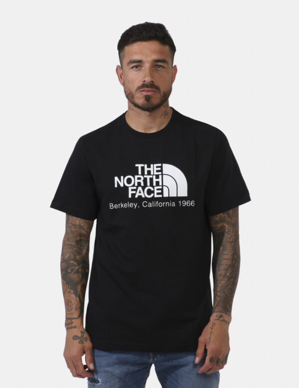 T-shirt The North Face Nero - T-shirt su base nera con stampa centrale logo brand sul fronte in bianco, più piccola stampa s