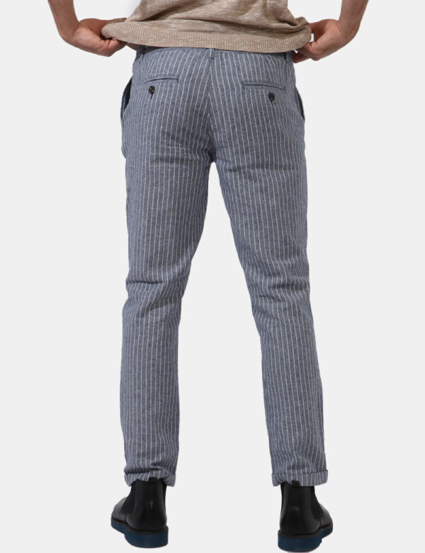 Pantaloni Goha Blu - Pantaloni leggeri su base blu denim ma rigato beige. Presenti tasche a taglio trasversale sul fronte e