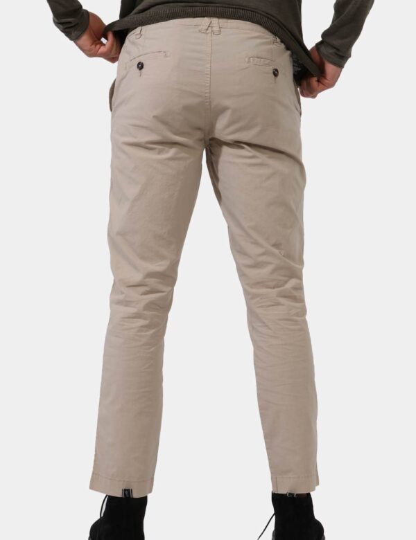 Pantaloni Goha Beige - Pantaloni simil eleganti in tessuto spesso ed in total beige. Presenti tasche a taglio trasversale su