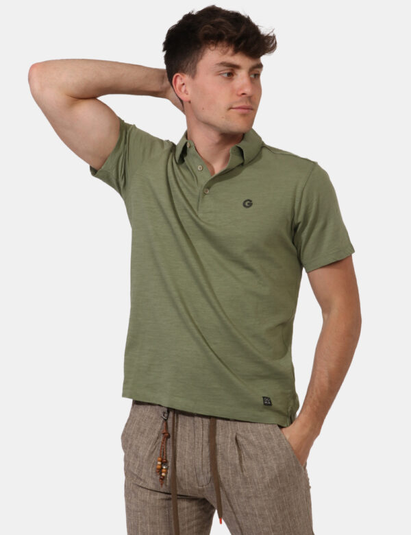 T-shirt Goha Verde - T-shirt simil polo leggera, in total verde militare. Presente logo brand nero ad altezza cuore. La vest