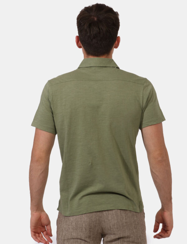 T-shirt Goha Verde - T-shirt simil polo leggera, in total verde militare. Presente logo brand nero ad altezza cuore. La vest