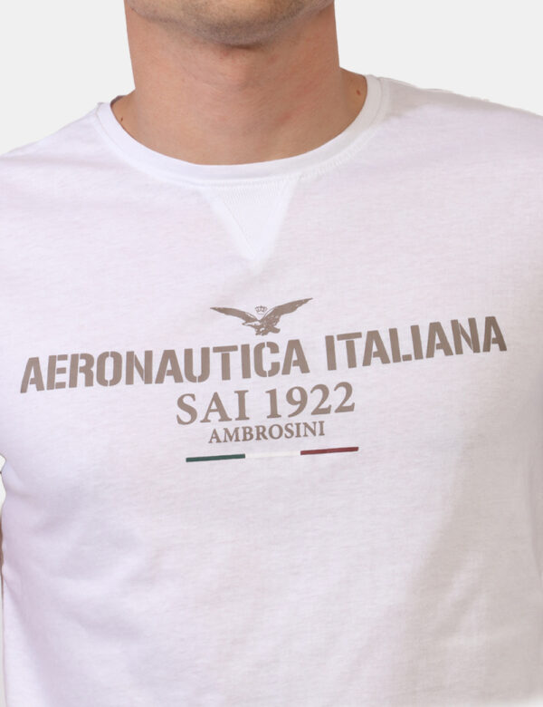 T-shirt Aeronautica Italiana Bianco - T-shirt classica su base bianca con stampa centrale logo brand in grigio. La vestibili