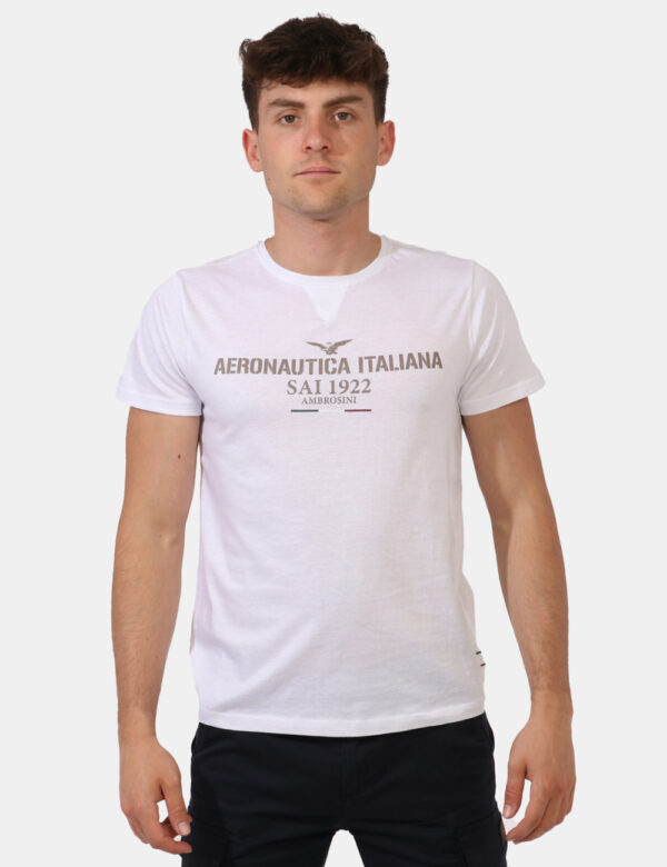 T-shirt Aeronautica Italiana Bianco - T-shirt classica su base bianca con stampa centrale logo brand in grigio. La vestibili