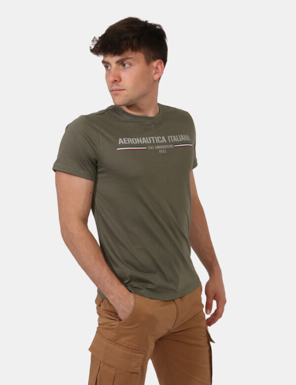 T-shirt Aeronautica Italiana Verde - T-shirt classica su base verde militare con stampa centrale logo brand in grigio. La ve