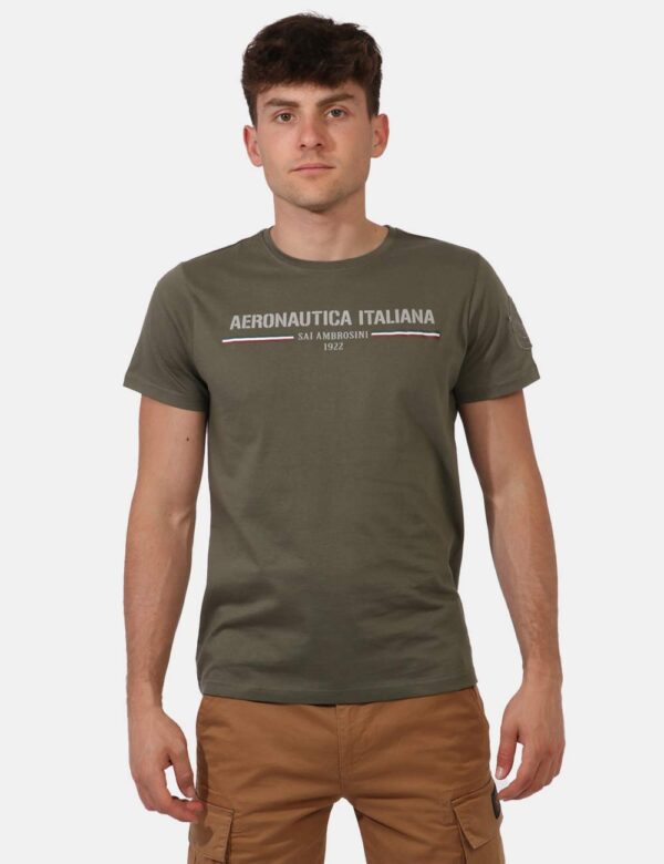 T-shirt Aeronautica Italiana Verde - T-shirt classica su base verde militare con stampa centrale logo brand in grigio. La ve