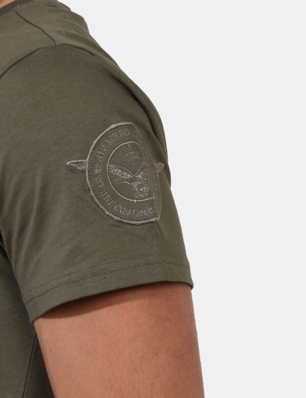 T-shirt Aeronautica Italiana Verde - T-shirt classica su base verde militare con stampa centrale logo brand in grigio. La ve