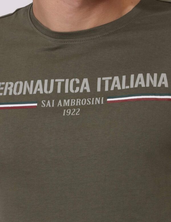 T-shirt Aeronautica Italiana Verde - T-shirt classica su base verde militare con stampa centrale logo brand in grigio. La ve