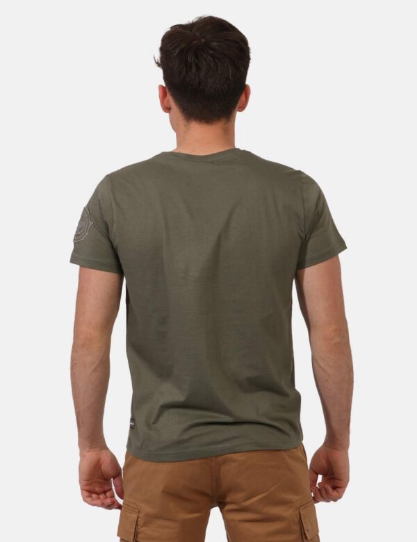 T-shirt Aeronautica Italiana Verde - T-shirt classica su base verde militare con stampa centrale logo brand in grigio. La ve