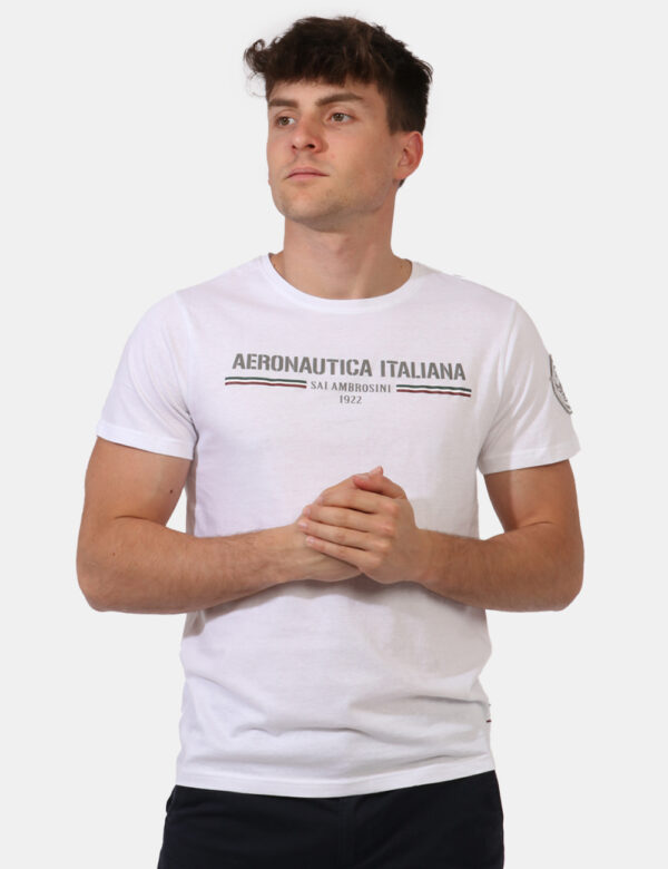 T-shirt Aeronautica Italiana Bianco - T-shirt classica su base bianca con stampa centrale logo brand in tinta coordinata. Pr