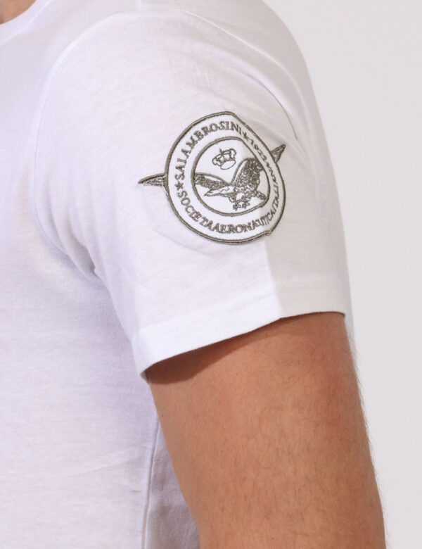 T-shirt Aeronautica Italiana Bianco - T-shirt classica su base bianca con stampa centrale logo brand in tinta coordinata. Pr