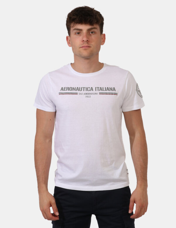 T-shirt Aeronautica Italiana Bianco - T-shirt classica su base bianca con stampa centrale logo brand in tinta coordinata. Pr