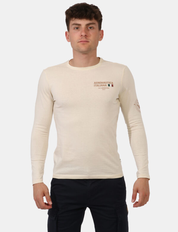 T-shirt Aeronautica Italiana Beige - T-shirt a maniche lunghe su base beige con stampa logo brand in tinta ad altezza cuore.