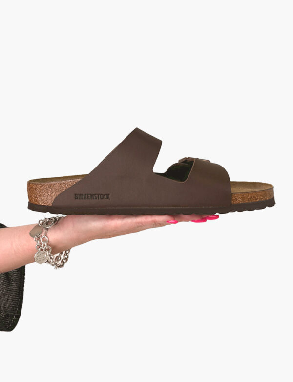 Sandali Birkenstock Marrone - Sandali Arizona con doppio cinturino regolabile in tinta marrone dark. La calzata è confortevo