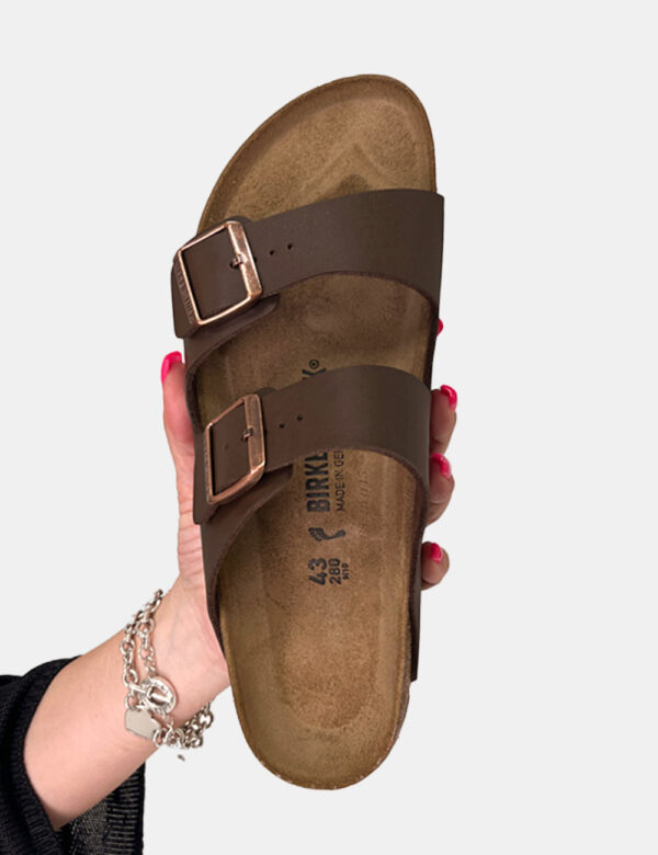 Sandali Birkenstock Marrone - Sandali Arizona con doppio cinturino regolabile in tinta marrone dark. La calzata è confortevo